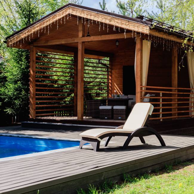 Пластиковый шезлонг Royal Family MARK коричневый (c матрасом) Пластиковый шезлонг Royal Family MARK коричневый (c матрасом)