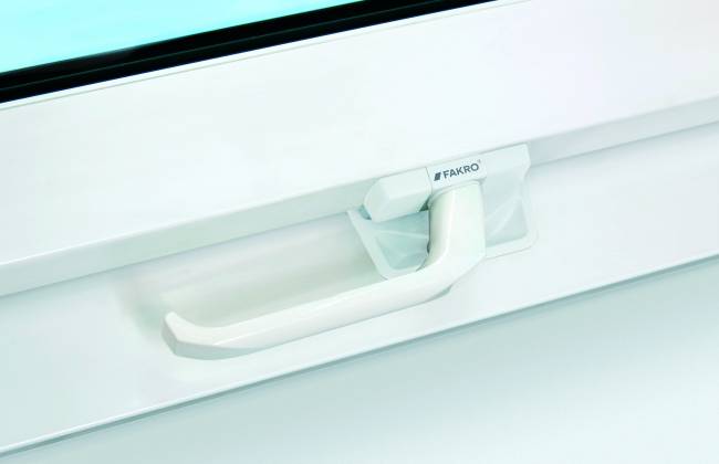 Пластиковое мансардное окно PTP-V U5 с двухкамерным морозостойким стеклопакетом