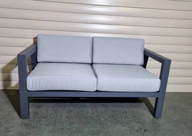 Диван двухместный Graphite из алюминия Диван двухместный Graphite из алюминия